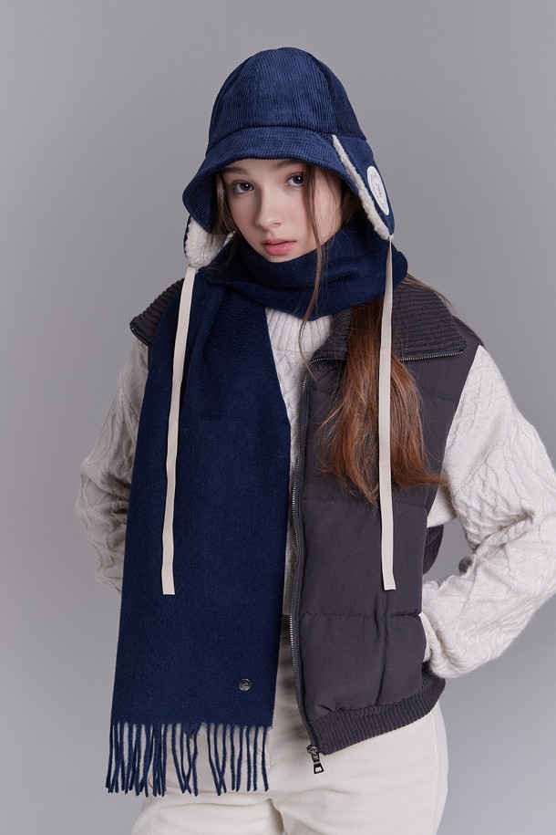 베이직 울 머플러 그리웰은 부드러운 울 소재로 제작되어 가을, 겨울철 따뜻함을 선사하는 머플러입니다. 무지 디자인과 태슬 장식으로 클래식하고 베이직한 스타일을 연출하며, 데이트룩, 출근룩, 연말 모임룩 등 다양한 TPO에 활용 가능합니다. 오프화이트, 베이지, 핑크, 블루, 브라운, 다크 브라운, 그레이, 네이비, 블랙 9가지 다채로운 컬러로 출시되어 폭넓은 선택지를 제공합니다. 두꺼운 두께감으로 보온성을 높였으며, 핸드메이드 선물 포장으로 소중한 사람에게 마음을 전하기 좋습니다. 미니멀, 캐주얼 룩에도 잘 어울려 스타일리시하게 연출할 수 있습니다.
