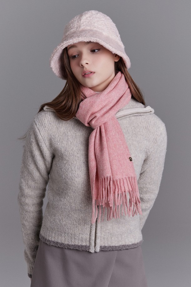 베이직 울 머플러 그리웰은 포근함과 스타일을 동시에 선사하는 여성용 머플러입니다. 부드러운 촉감의 울 소재로 제작되어 가을, 겨울철 따뜻하게 사용할 수 있으며, 두꺼운 두께감으로 보온성을 높였습니다. 핑크 색상으로 어떤 옷에도 잘 어울리며, 무지 디자인에 프린지 디테일을 더해 클래식하면서도 미니멀한 스타일을 연출합니다. 데일리룩에 포인트 아이템으로 활용하여 따뜻하고 세련된 겨울 스타일을 완성해보세요.
