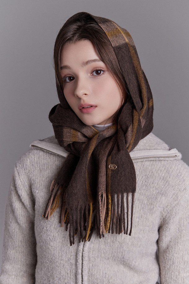 체크 울 머플러 '태들리'는 부드러운 촉감의 울 소재로 제작되어 따뜻함과 스타일을 동시에 선사합니다. 빈티지하면서도 클래식한 무드의 체크 패턴에 로고와 태슬 장식이 더해져 포인트를 더했습니다. 아이보리, 카키, 브릭, 레드, 퍼플, 브라운, 네이비, 블랙 8가지 다채로운 컬러로 출시되어 다양한 스타일에 매치하기 좋습니다. 데이트룩, 모임룩, 연말 모임룩 등 특별한 날, 클래식, 미니멀, 캐주얼 어떤 스타일에도 완벽하게 어울립니다. 핸드메이드로 제작되어 더욱 섬세하고 고급스러운 매력을 느낄 수 있습니다.
