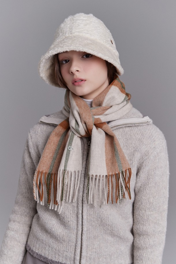 체크 울 머플러 태들리 (8 colors)는 부드러운 울 소재로 제작되어 가을, 겨울철 따뜻함을 선사합니다. 아이보리, 카키, 브릭, 레드, 퍼플, 브라운, 네이비, 블랙 8가지 다채로운 컬러로 출시되어 캐주얼, 베이직 스타일 어디에나 매치하기 좋습니다. 체크 패턴과 태슬 디자인이 돋보이며, 일상에서 폭넓게 활용하기 좋은 머플러입니다. 

