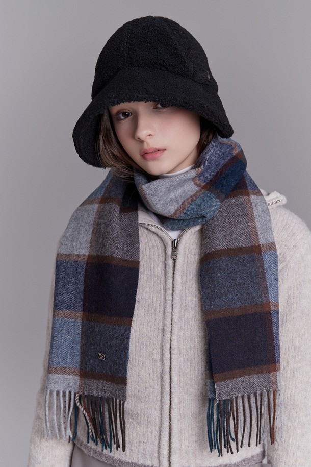 "체크 울 머플러 태들리"는 부드러운 촉감의 울 소재로 제작되어 가을과 겨울철 따뜻하게 사용할 수 있는 머플러입니다. 아이보리, 카키, 보리, 레드, 퍼플, 브라운, 네이비, 블랙 등 8가지 다채로운 컬러로 출시되어 다양한 스타일을 연출할 수 있습니다. 체크 패턴 디자인으로 캐주얼하면서도 베이직한 무드를 더해 출근룩, 모임룩 등 폭넓은 TPO에 활용하기 좋습니다. 미니멀, 캐주얼, 클래식 등 어떤 스타일에도 잘 어울려 데일리 아이템으로 활용하기 좋습니다. 따뜻함과 스타일을 동시에 잡을 수 있는 머플러입니다.
