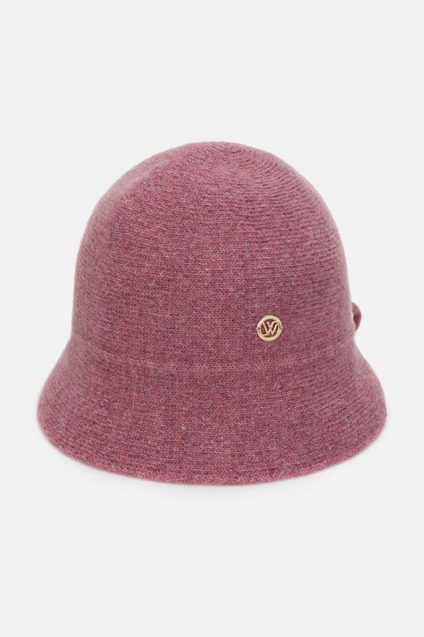 램스울 리본 보닛햇 그라스 (5 colors)는 부드러운 촉감의 램스울 혼방 소재로 제작된 여성용 보닛햇입니다. 아이보리, 브라운, 딥핑크, 차콜, 블랙 5가지 색상으로 출시되어 다양한 겨울 스타일링에 활용하기 좋습니다. 챙 넓이 7cm, 모자 깊이 17cm로, 신축성 있는 니트 소재와 스트랩으로 사이즈 조절이 가능하여 편안한 착용감을 선사합니다. 무지 디자인에 리본과 메탈 로고 장식으로 클래식, 미니멀, 걸리시 스타일을 연출할 수 있으며, 겨울 데일리룩, 데이트룩, 카페룩에 잘 어울립니다. 핸드메이드로 제작되어 높은 퀄리티를 자랑합니다.
