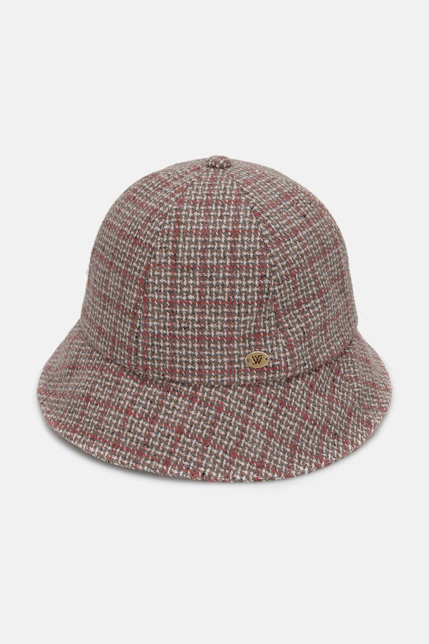 **체크 모직 보닛햇 라넬리 (4 colors)**

따뜻하고 포근한 느낌을 선사하는 여성용 보닛햇입니다. 울, 아크릴, 폴리에스터 혼방 소재로 제작되어 가을, 겨울철에 착용하기 좋습니다. 심플하고 고급스러운 디자인에 체크 패턴이 더해져 클래식, 미니멀, 캐주얼 스타일 모두 소화 가능합니다. 베이지 오렌지, 그레이 레드, 그레이 핑크, 브라운 레드 체크 4가지 색상으로 출시되었으며, 묶은 머리 스타일 연출에도 용이합니다. 모자 깊이 7.6cm, 챙 넓이 6cm로 편안한 착용감을 제공하며, 사이즈 조절 기능과 로고 금속 장식, 벨크로 디테일이 돋보입니다. 가을 나들이룩, 겨울 데일리룩, 산책룩에 매치하여 스타일리시함을 더해보세요.
