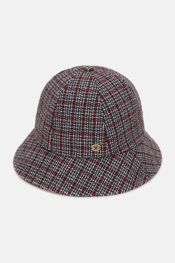 **체크 모직 보닛햇 라넬리 (4 colors)**

따뜻함과 포근함을 선사하는 체크 모직 보닛햇 라넬리입니다. 울, 아크릴, 폴리에스터 혼방 소재로 제작되어 가을과 겨울에 착용하기 좋으며, 16cm 깊이로 안정적인 착용감을 제공합니다. 6cm 챙 넓이와 두꺼운 두께감으로 따뜻함을 더하며, 베이지 오렌지, 그레이 레드, 그레이 핑크, 브라운 레드 체크 패턴의 4가지 컬러로 만나보세요. 후면 벨크로를 통해 사이즈 조절이 가능하며, 묶은 머리 스타일 연출도 용이합니다. 로고 금속 장식이 클래식, 미니멀, 캐주얼 스타일의 데이트룩, 겨울 데일리룩, 카페룩에 포인트를 더해줍니다. 핸드메이드로 제작되어 더욱 특별한 가치를 선사합니다.
