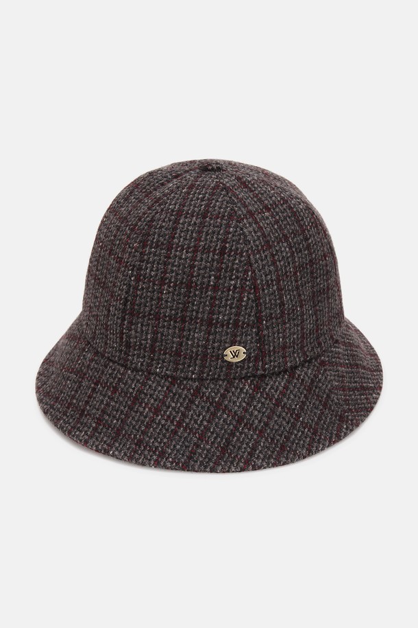 체크 모직 보닛햇 라넬리 (4 colors)는 가을, 겨울 시즌 여성의 우아함을 더해줄 보닛햇입니다. 울, 아크릴, 폴리에스테르 혼방 소재로 제작되어 부드러운 촉감과 따뜻함을 선사하며, 16cm의 모자 깊이와 6cm의 챙 넓이로 안정적인 착용감을 제공합니다. 베이지 오렌지, 그레이 레드, 그레이 핑크, 브라운 레드의 4가지 체크 패턴으로 출시되어, 겨울 데일리룩, 산책룩, 카페룩 등 다양한 TPO에 활용할 수 있습니다. 뒷부분 포니테일 홀 디자인과 벨크로 사이즈 조절 기능으로 실용성을 높였으며, 심플하고 고급스러운 메탈 로고 장식이 특징입니다. 클래식, 미니멀, 캐주얼 스타일을 즐겨 입는 여성분들에게 추천합니다.
