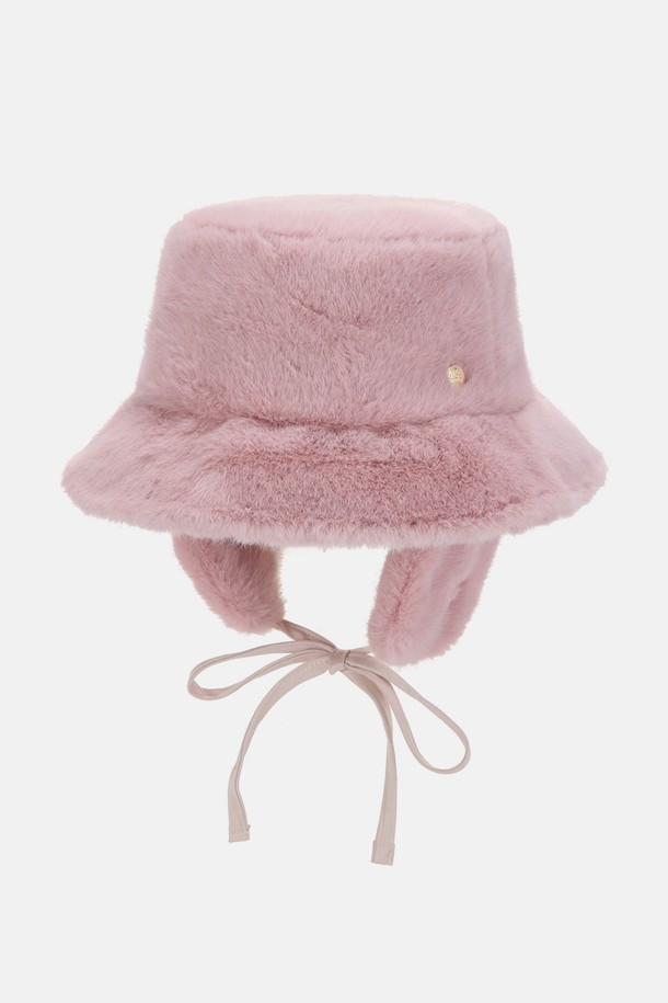 **퍼 탈부착 이어머프 버킷햇 오슬리 (6 colors)**는 부드러운 폴리에스터 소재로 제작되어 가을, 겨울에 따뜻하게 착용할 수 있는 여성용 버킷햇입니다. 9.5cm의 모자 깊이와 6cm의 챙 넓이로 안정적인 핏을 제공하며, 부드러운 촉감과 무지 패턴으로 다양한 스타일에 매치하기 좋습니다. 프리미엄 퍼 소재의 이어머프는 벨크로 방식으로 탈부착이 가능하여, 날씨에 따라 스타일을 조절할 수 있습니다. 내부 사이즈 조절 테이프가 있어 편안하게 착용할 수 있으며, 애쉬베이지, 핑크, 베이지, 모카, 그레이, 블랙 6가지 컬러로 출시되어 있습니다. 겨울 데일리룩, 산책룩, 데이트룩 등 다양한 TPO에 클래식, 미니멀, 캐주얼 스타일로 연출해보세요.
