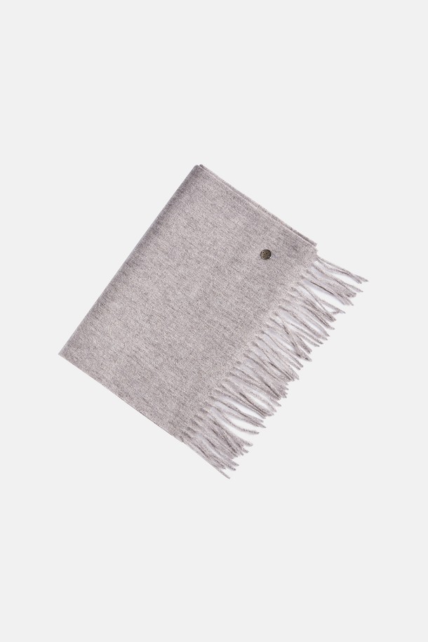 베이직 울 머플러 그리웰은 가을, 겨울철 따뜻함과 스타일을 책임지는 머플러입니다. 부드러운 촉감의 울 소재로 제작되어 뛰어난 보온성을 제공하며 일상에서 편안하게 착용하기 좋습니다. 심플하고 미니멀한 디자인에 다양한 9가지 컬러 옵션으로, 어떤 스타일에도 자연스럽게 매치됩니다. 프린지 디테일이 포인트로 더해져 클래식하면서도 세련된 분위기를 연출합니다. 두께감 있는 디자인으로 더욱 포근하게 목을 감싸줍니다.
