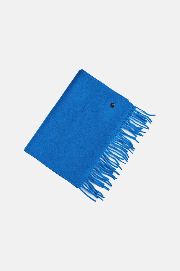 베이직 울 머플러 그리웰은 포근함을 선사하는 겨울 필수템입니다. 100% 울 소재로 제작되어 부드러운 촉감과 뛰어난 보온성을 자랑하며, 무지 디자인에 프린지 디테일로 포인트를 더했습니다. 톤다운된 블루 컬러는 어떤 스타일에도 잘 어울리며, 일상복이나 모임룩, 클래식, 미니멀, 캐주얼 등 다양한 스타일에 매치하기 좋습니다. 프리사이즈로 제작되어 남녀 모두 착용 가능하며, 두꺼운 두께감으로 추운 날씨에도 따뜻하게 몸을 감싸줍니다.
