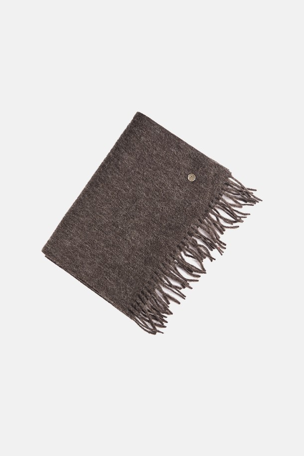 베이직 울 머플러 그리웰은 부드러운 촉감의 울 소재로 제작되어 포근함을 선사합니다. 출근룩, 모임룩, 데이트룩 등 다양한 TPO에 활용 가능하며, 클래식, 미니멀, 캐주얼 스타일 모두 소화 가능한 베이직 아이템입니다. 오프화이트, 베이지, 핑크, 블루, 브라운, 다크 브라운, 그레이, 네이비, 블랙까지 9가지 다채로운 컬러로 출시되어 폭넓은 선택지를 제공합니다. 심플한 디자인으로 어떤 스타일에도 잘 어울려 데일리 머플러로 활용하기 좋습니다. 따뜻하고 스타일리시한 겨울을 위한 필수템입니다.
