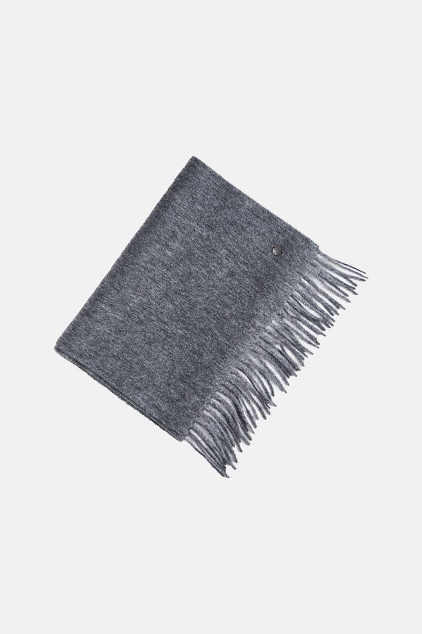 베이직 울 머플러 그리웰은 포근함을 선사하는 겨울철 필수 아이템입니다. 부드러운 촉감의 울 소재로 제작되어 뛰어난 보온성을 제공하며, 톤 다운된 그레이 컬러와 무지 디자인으로 어떤 스타일에도 잘 어울립니다. 두꺼운 두께감으로 따뜻함을 더하고, 프린지 디테일이 은은한 포인트를 더합니다. 출근룩이나 모임룩 등 다양한 TPO에 활용 가능하며, 클래식, 미니멀, 캐주얼 등 폭넓은 스타일을 소화합니다. 베이직한 디자인에 9가지 다채로운 컬러 구성으로 취향에 맞는 선택이 가능합니다.
