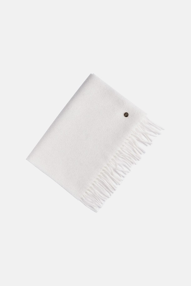 "베이직 울 머플러 그리웰"은 부드러운 울 소재로 제작되어 가을, 겨울철 보온성을 책임지는 머플러입니다. 베이직하고 미니멀한 디자인에 화이트, 그레이, 블랙 등 9가지 다채로운 색상으로 출시되어 어떤 스타일에도 쉽게 매치할 수 있습니다. 두꺼운 두께감과 프린지 디테일이 특징이며, 출근룩이나 모임룩 등 다양한 TPO에 활용 가능합니다. 클래식, 미니멀, 캐주얼 등 폭넓은 스타일을 소화하며 포근함과 세련된 분위기를 동시에 연출합니다. 
