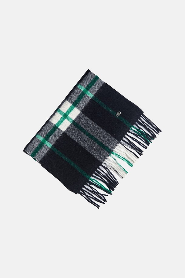 체크 울 머플러 '태들리'는 가을, 겨울 시즌에 따뜻함과 스타일을 더해줄 머플러입니다. 아이보리, 카키, 브릭, 레드, 퍼플, 브라운, 네이비, 블랙 등 8가지 다채로운 컬러로 출시되어 다양한 스타일에 매치하기 좋습니다. 울 소재 특유의 부드러운 촉감과 보온성은 물론, 클래식하고 캐주얼한 체크 패턴이 돋보입니다. 일상 속에서 따뜻함과 스타일을 동시에 잡을 수 있는 머플러로, 당신의 겨울 패션을 완성해보세요. 미니멀한 스타일에도 포인트 아이템으로 활용하기 좋습니다.
