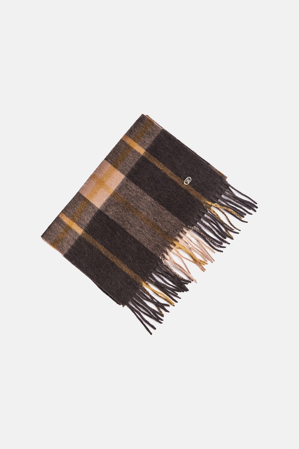 체크 울 머플러 '태들리'는 부드러운 촉감의 울 소재로 제작되어 따뜻함과 스타일을 동시에 선사합니다. 빈티지하면서도 클래식한 무드의 체크 패턴에 로고와 태슬 장식이 더해져 포인트를 더했습니다. 아이보리, 카키, 브릭, 레드, 퍼플, 브라운, 네이비, 블랙 8가지 다채로운 컬러로 출시되어 다양한 스타일에 매치하기 좋습니다. 데이트룩, 모임룩, 연말 모임룩 등 특별한 날, 클래식, 미니멀, 캐주얼 어떤 스타일에도 완벽하게 어울립니다. 핸드메이드로 제작되어 더욱 섬세하고 고급스러운 매력을 느낄 수 있습니다.
