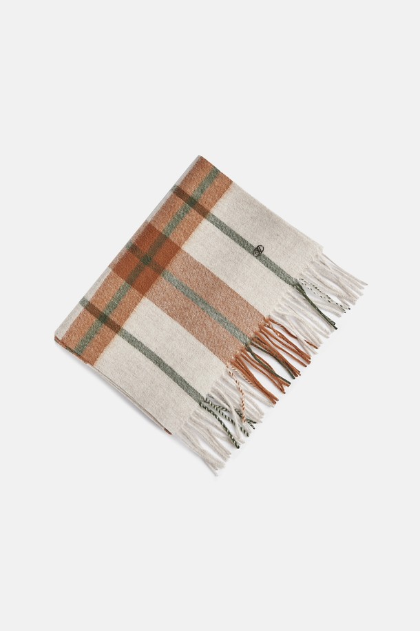 체크 울 머플러 태들리 (8 colors)는 부드러운 울 소재로 제작되어 가을, 겨울철 따뜻함을 선사합니다. 아이보리, 카키, 브릭, 레드, 퍼플, 브라운, 네이비, 블랙 8가지 다채로운 컬러로 출시되어 캐주얼, 베이직 스타일 어디에나 매치하기 좋습니다. 체크 패턴과 태슬 디자인이 돋보이며, 일상에서 폭넓게 활용하기 좋은 머플러입니다. 

