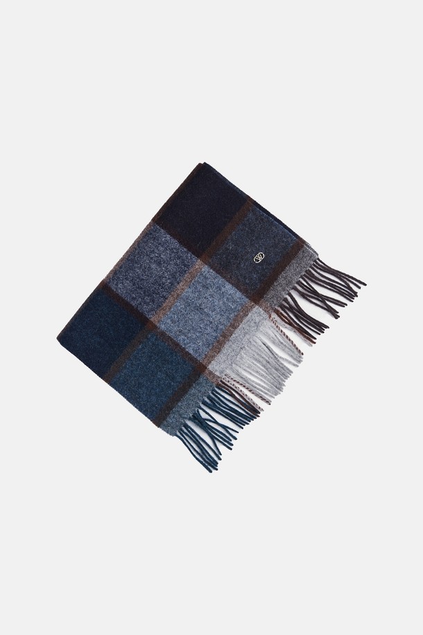 "체크 울 머플러 태들리"는 부드러운 촉감의 울 소재로 제작되어 가을과 겨울철 따뜻하게 사용할 수 있는 머플러입니다. 아이보리, 카키, 보리, 레드, 퍼플, 브라운, 네이비, 블랙 등 8가지 다채로운 컬러로 출시되어 다양한 스타일을 연출할 수 있습니다. 체크 패턴 디자인으로 캐주얼하면서도 베이직한 무드를 더해 출근룩, 모임룩 등 폭넓은 TPO에 활용하기 좋습니다. 미니멀, 캐주얼, 클래식 등 어떤 스타일에도 잘 어울려 데일리 아이템으로 활용하기 좋습니다. 따뜻함과 스타일을 동시에 잡을 수 있는 머플러입니다.
