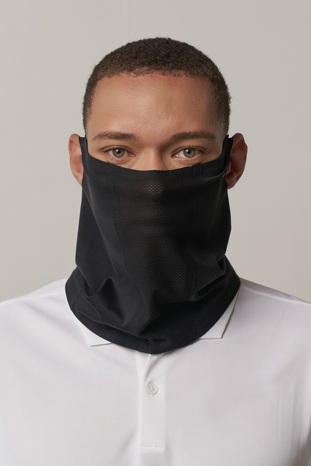 **그린라벨 UV 프로텍션 쿨링 이어 마스크 메르신**은 자외선 차단 기능(UV-R 99.3%, UV-A 99.3%, UV-B 99.4%, UPF50+ 등급)과 냉감 기능을 갖춘 여름철 필수 아이템입니다. 나일론, 스판덱스, 폴리에스테르 혼방 소재로 제작되어 통기성, 속건 기능과 4방향 스트레치를 제공하며, 무봉제 구조와 이중 귀걸이 디자인으로 편안한 착용감을 선사합니다. 골프, 하이킹, 라이딩, 러닝, 캠핑 등 다양한 아웃도어 활동에 적합하며, 화이트, 라이트그레이, 블랙 세 가지 색상으로 만나보세요.
