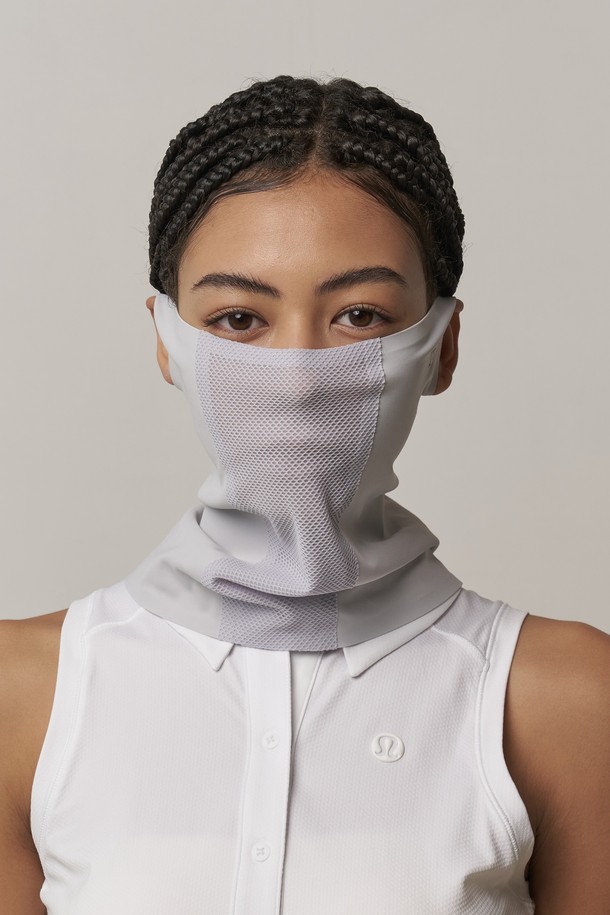 그린라벨 UV 프로텍션 쿨링 이어 마스크 메르신은 나일론, 스판덱스, 폴리에스터 혼방 소재로 제작되어 뛰어난 신축성과 흡습성을 자랑하며, 여름철 골프, 하이킹, 라이딩 등 다양한 야외 활동 시 쾌적함을 선사합니다. UPF50+ 자외선 차단 기능을 갖춰 유해한 자외선으로부터 피부를 보호하고, 메쉬 패널, 이중 귀걸이 구조, 심리스 디자인으로 편안한 착용감을 제공합니다. FITI 시험연구원 인증을 받은 이 마스크는 화이트, 라이트그레이, 블랙 3가지 색상으로 출시되어, 스타일과 기능성을 모두 만족시킵니다.
