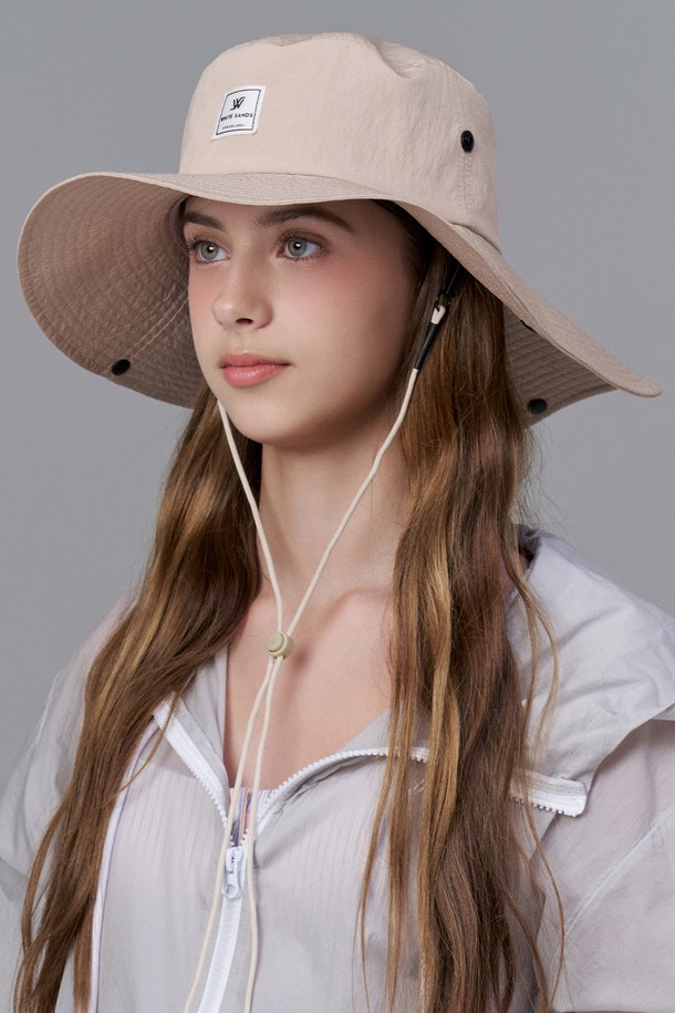 그린라벨 립스탑 라이트 와이드 버킷햇은 가볍고 시원한 착용감을 선사하는 모자입니다. 나일론과 폴리에스테르 혼방 소재로 제작되어 얇지만 튼튼하며, 10cm 깊이의 모자 깊이와 8.5cm 앞챙, 13cm 뒷챙으로 햇빛을 효과적으로 가려줍니다. 4가지 색상(베이지, 다크그린, 그레이, 블랙)으로 출시되었으며, 쿨맥스 스웨트밴드, 메쉬 안감, 방수 기능, UV 차단 기능, 사이즈 조절 기능, 탈부착 스트랩 등 다양한 기능으로 일상 및 아웃도어 활동에 적합합니다.
