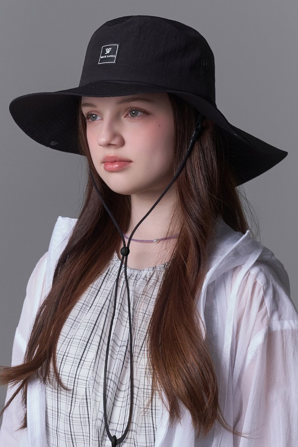 그린라벨 립스탑 라이트 와이드 버킷햇은 나일론과 폴리에스터 혼방 소재로 제작되어 가볍고 부드러운 촉감을 자랑하며, 얇은 두께로 봄, 여름철에도 쾌적하게 착용할 수 있습니다. 10cm의 모자 깊이와 앞 8.5cm, 뒤 13cm의 챙 넓이로 자외선 차단 기능을 제공하며, 쿨맥스 소재 안감 및 매쉬 안감으로 통기성을 높였습니다. 베이지, 다크그린, 그레이, 블랙 4가지 색상으로 출시되었으며, PVC 패치 로고, 스트랩, 스냅 단추 등의 디자인 디테일이 돋보이는 데일리 및 아웃도어용 모자입니다.
