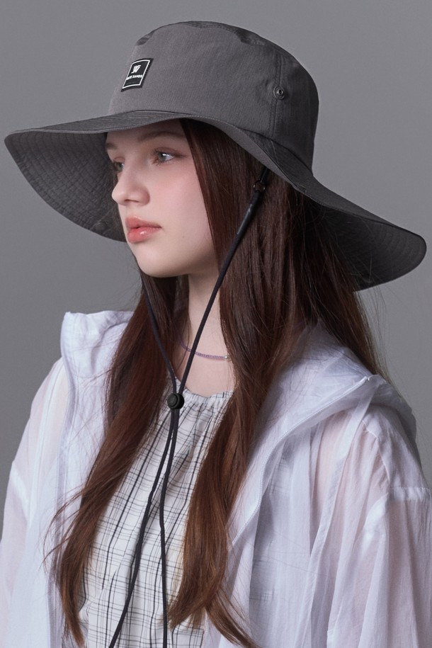 그린라벨 립스탑 라이트 와이드 버킷햇은 나일론과 폴리에스터 혼방 소재로 제작되어 가볍고 시원한 착용감을 제공하며, 10cm의 모자 깊이와 8.5cm 앞챙, 13cm 뒤챙으로 햇빛을 효과적으로 가려줍니다. 통기성이 우수하고 생활 방수, UV 차단 기능으로 쾌적하게 착용 가능하며, 쿨맥스 땀받이와 메쉬 안감, 탈부착 스트랩으로 편의성을 높였습니다. 베이지, 다크그린, 그레이, 블랙 4가지 색상으로 출시되어 일상 및 아웃도어 활동에 모두 적합하며, 구김이 적고 휴대성이 좋습니다.
