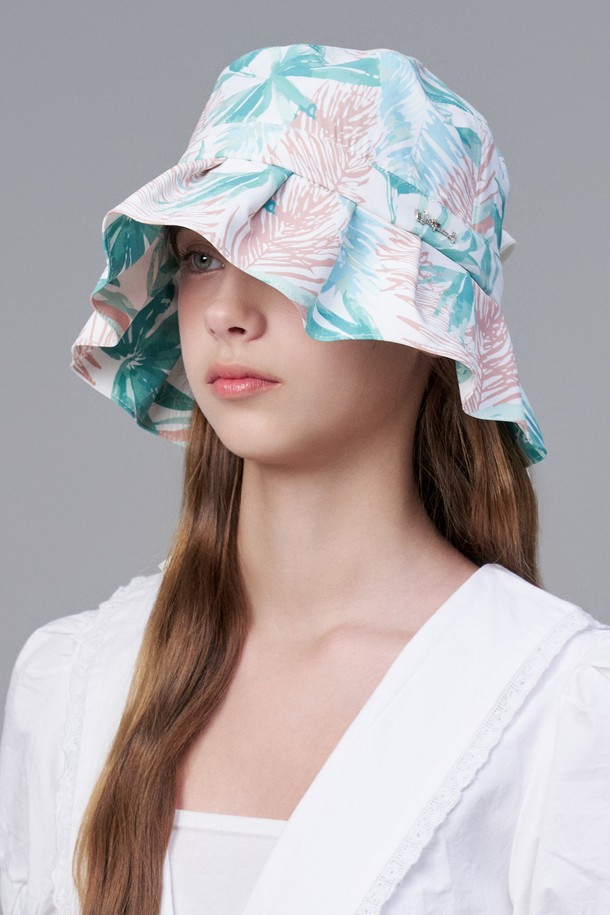 시원한 냉감 기능과 트로피컬 프린팅으로 청량한 여름 스타일을 완성하는 "콜마르" 냉감 셔링 버킷햇입니다. 부드러운 폴리에스터와 폴리우레탄 혼방 소재로 제작되어 가볍고, 10cm 깊이의 모자 깊이와 8cm의 챙이 편안한 착용감과 자외선 차단 기능을 제공합니다. "애쉬 그린"과 "퍼플 레드" 등 4가지 다채로운 색상으로 출시되어, 일상 및 여행 시 시원하고 스타일리시하게 연출할 수 있습니다.
