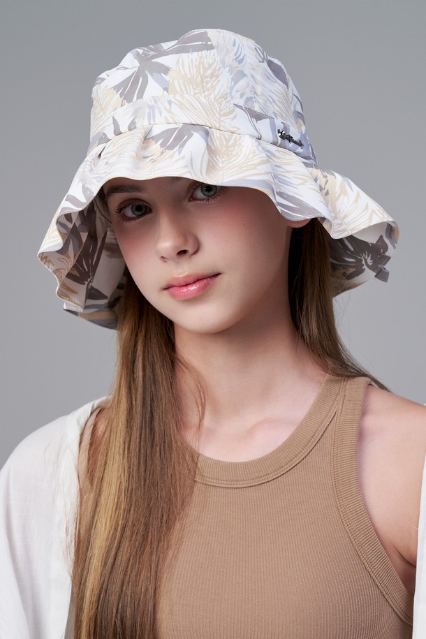 시원한 냉감 기능과 트로피컬 프린트가 돋보이는 콜마르 냉감 셔링 버킷햇입니다. 10cm 깊이와 8cm 챙으로 자외선 차단과 스타일을 동시에 잡았으며, 부드러운 촉감의 폴리에스터, 폴리우레탄 혼방 소재를 사용하여 편안한 착용감을 제공합니다. 애쉬 그린, 퍼플 레드 등 4가지 컬러로 출시되었으며, 가볍고 내구성이 뛰어나 여름철 데일리룩에 활용하기 좋습니다.
