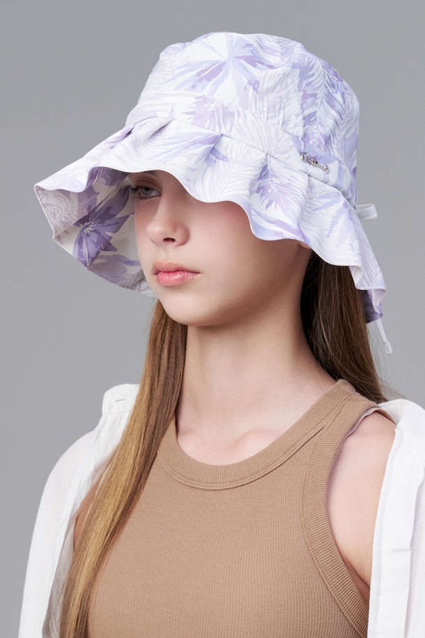 콜마르 냉감 트로피컬 셔링 버킷햇은 시원한 착용감을 제공하는 봄, 여름 시즌 필수 아이템입니다. 가볍고 내구성이 뛰어나며, 10cm 모자 깊이와 8cm 챙 넓이로 편안한 착용감을 선사합니다. 시원한 냉감 기능과 자외선 차단, 발수 기능은 물론, 셔링 및 금속 로고, 사이즈 조절 스트랩, 100% 면 내부 땀받이로 섬세한 디자인과 실용성을 모두 갖춘 공용 버킷햇입니다. 애쉬 그린, 퍼플 레드의 트로피컬 패턴 2가지 색상으로 만나보세요.
