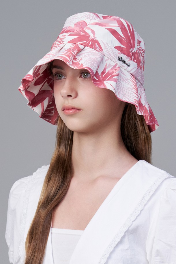 "콜마르" 냉감 트로피컬 셔링 버킷햇은 시원한 여름을 위한 필수템입니다. 폴리에스터, 폴리우레탄, 면 혼방 소재로 제작되어 부드러운 촉감과 얇은 두께로 편안한 착용감을 선사하며, 챙 넓이 8cm, 모자 깊이 10cm의 디자인입니다. 애쉬 그린, 퍼플 레드 등 4가지 컬러로 출시되었으며, 냉감 기능, 생활 방수, UV 차단 기능으로 실용성을 더하고, 금속 로고, 주름, 스트랩 디테일이 돋보입니다.
