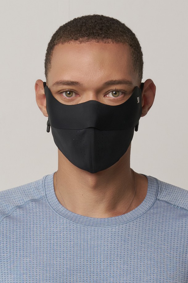 그린라벨 UV 프로텍션 쿨링 끈 조절 마스크 린다우는 나일론과 스판덱스 혼방 소재로 제작되어 부드러운 촉감과 얇은 두께로 편안한 착용감을 제공합니다. UPF50+ 자외선 차단 기능과 4방향 스트레치, 3D 입체설계, 심리스 구조로 활동성을 높였으며, 땀을 빠르게 흡수하고 건조시키는 흡습·속건 기능, 냉감 기능으로 쾌적함을 유지합니다. 화이트, 라이트그레이, 블랙 3가지 색상으로 출시되어 골프, 하이킹, 라이딩, 러닝, 캠핑, 일상 등 다양한 활동에 활용 가능합니다.