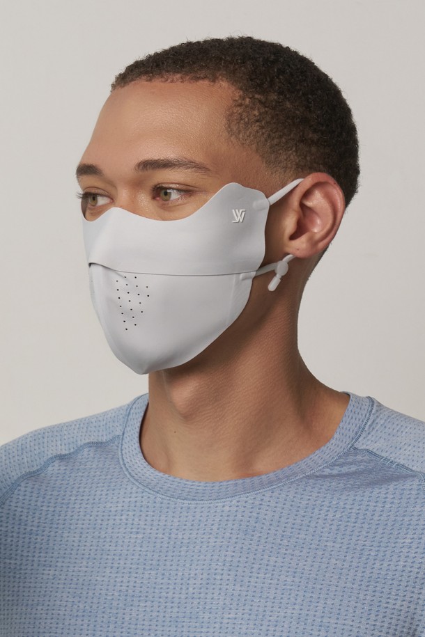 그린라벨 UV 프로텍션 쿨링 끈 조절 마스크 린다우는 4가지 색상(화이트, 라이트그레이, 블랙)으로 출시되어, 자외선 차단(UPF50+)과 냉감 기능을 제공하는 마스크입니다. 나일론과 스판덱스 혼방의 프리미엄 쿨링 원단으로 제작되었으며, 3D 입체 패턴, 심리스 구조, 4방향 스트레치, 사이즈 조절 기능으로 편안한 착용감을 선사합니다. 골프, 하이킹, 라이딩, 러닝, 캠핑 등 다양한 야외 활동에 적합하며, 흡습, 속건, 통기 기능으로 쾌적함을 유지합니다.
