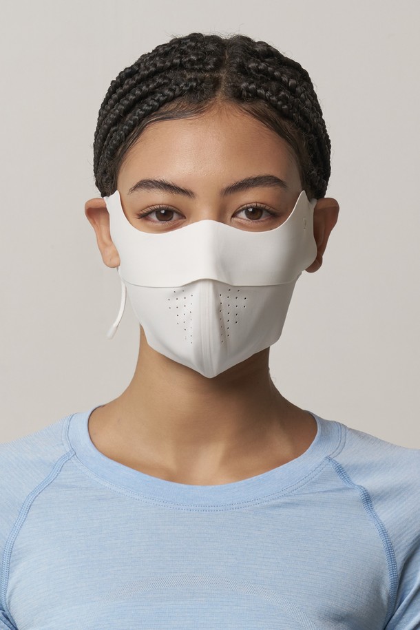 그린라벨 UV 프로텍션 쿨링 끈 조절 마스크 린다우는 자외선 차단과 통기성을 극대화한 여름철 필수 마스크입니다. UPF50+ 등급으로 UV-A, UV-B, UV-R 자외선을 99% 이상 차단하며, 3D 입체 설계와 인체공학적 디자인, 곡선형 디자인으로 편안한 착용감을 제공합니다. 화이트, 라이트그레이, 라이트그레이/블랙 3가지 색상과 사이즈 조절 기능으로 골프, 하이킹, 라이딩 등 다양한 아웃도어 활동에 적합하며, FITI 시험연구원 인증을 받은 안전한 제품입니다.
