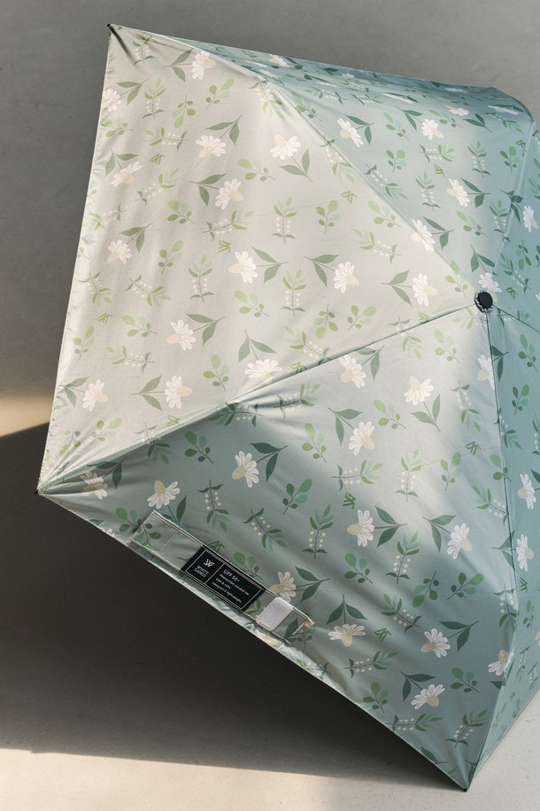 그린 컬러에 플라워 패턴이 돋보이는 그린라벨 UV 프로텍션 초경량 플라워 우산 양산 겸용 에세라입니다. 폴리에스테르, 폴리우레탄 소재로 제작되어 봄, 여름철 자외선으로부터 피부를 보호하며, UPF 50+, UV-R 99.9%, UV-A 99.9%, UV-B 99.8% 차단 기능을 제공합니다. 미니 사이즈에 접이식으로 휴대성이 뛰어나며, 내부 블랙코팅과 카라비너 고리, 벨크로 디자인으로 실용성을 더했습니다.
