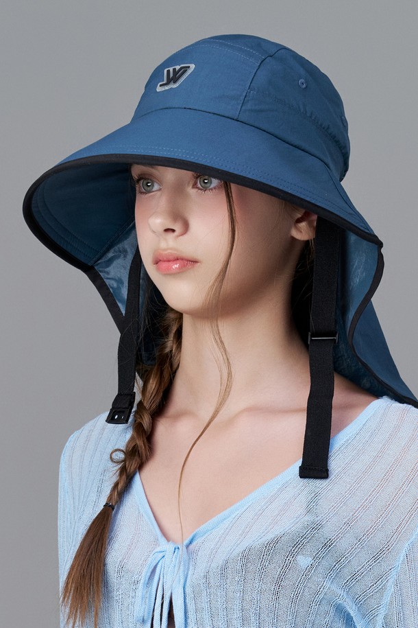 그린라벨 워터프루프 와이드 선쉐이드 캠프 플랩캡 라바울은 얇고 부드러운 나일론 소재로 제작되어 시원한 착용감을 제공하며, 5가지 다채로운 색상(네이비, 블랙, 베이지, 카키, 그레이)으로 출시되었습니다. 깊은 모자 깊이와 와이드 챙으로 햇빛을 효과적으로 차단하며, 방수 기능과 턱끈 디테일로 아웃도어, 캠핑, 일상생활 어디에서든 편안하게 착용할 수 있습니다. 사이즈 조절이 가능하며, 플랩 디자인으로 스타일리시함까지 더했습니다.
