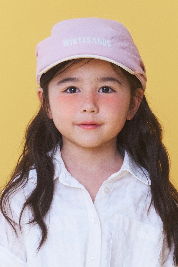 워셔블 반다나 캡 키즈 볼로스는 자외선 차단 기능과 가벼운 착용감으로 야외 활동에 적합한 키즈용 모자입니다. 나일론 소재와 엠보싱 프린트, 투톤 컬러 디자인으로 멋스러움을 더하며, 4cm의 모자 깊이와 5.5cm의 챙 넓이로 편안함과 스타일을 모두 갖췄습니다. 베이지 핑크, 퍼플, 차콜 3가지 색상으로 출시되었으며, 4-7세 아이들이 착용 가능하고 목 부분 햇빛 가리개가 있어 더욱 실용적입니다.
