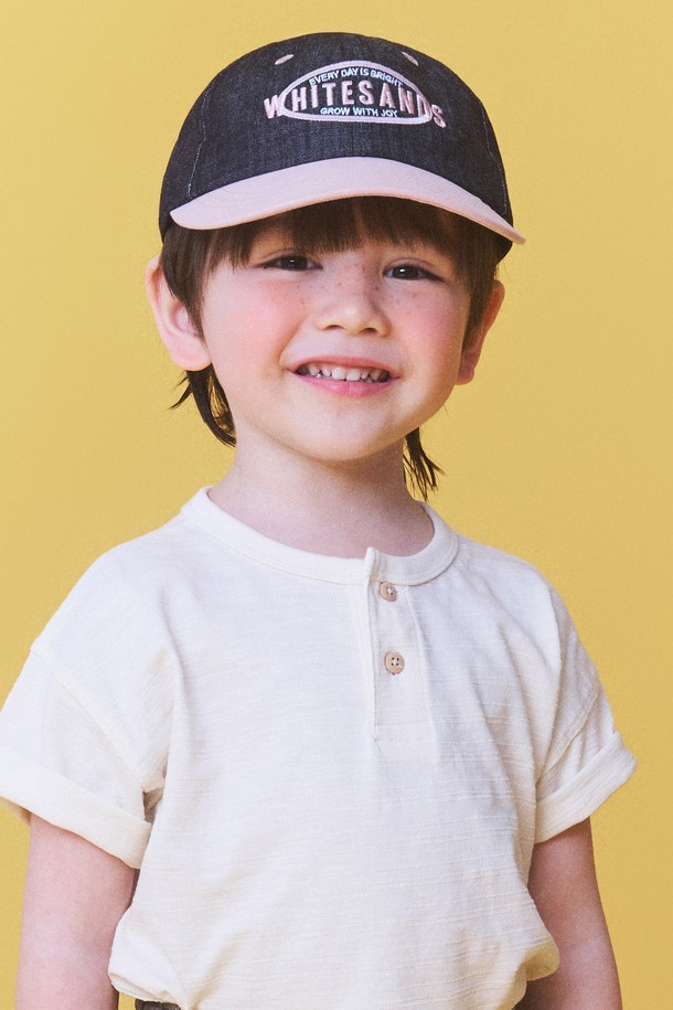 워셔블 데님 볼캡 키즈 돌리시 (3 colors)는 봄, 여름 시즌에 어울리는 키즈용 볼캡입니다. 라이트블루, 다크블루, 블랙 3가지 색상으로 출시되었으며, 데님과 면 혼방 소재로 제작되어 부드러운 촉감과 통기성을 제공합니다. 모자 깊이 15.5cm, 챙 넓이 6cm이며, 무지 디자인에 자수 디테일이 더해져 포인트를 주며, 4-7세 아이들에게 추천합니다. 사이즈 조절 스트랩과 내부 면 땀 흡수 라이닝으로 편안한 착용감을 선사합니다.
