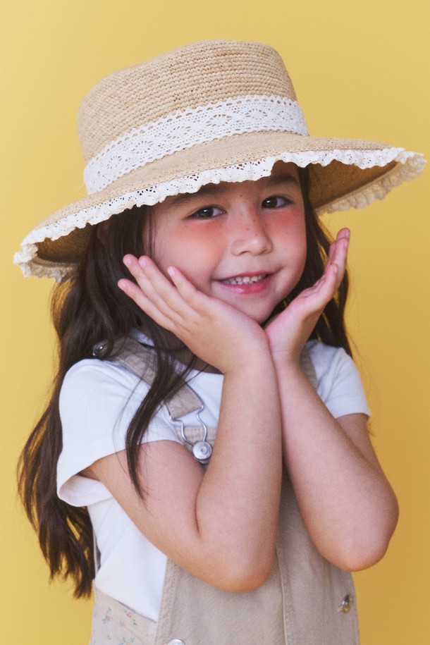 산뜻한 봄, 여름 햇살 아래 빛나는 천연 레이스 리본 라피아햇입니다. 가볍고 통기성이 좋은 라피아 100% 소재로 제작되어 쾌적한 착용감을 선사하며, 챙 앞 7cm, 뒤 3cm, 모자 깊이 7.5cm로 햇빛을 효과적으로 가려줍니다. 내부 스트랩으로 사이즈 조절이 가능하며, 땀받이 스웨트밴드 처리가 되어 있어 아이들이 편안하게 착용할 수 있습니다.
