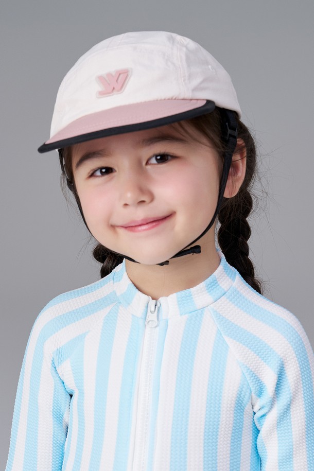 키즈 폴페로 워터프루프 캠프캡은 아이보리 핑크, 베이지 그린, 딥 그린 3가지 색상으로 출시되었으며, 나일론과 폴리에스테르 소재로 제작되어 부드러운 촉감과 얇은 두께감이 특징입니다. 방수 기능과 통기성을 갖춰 일상 및 아웃도어 활동에 적합하며, 14cm 모자 깊이와 6cm 챙 넓이, 로고 패치, 턱끈, 버클 등의 디자인으로 포인트를 더했습니다. 50-56cm 사이즈 조절 가능하며, 경량 메쉬 안감과 흡습속건 스웨트밴드로 편안한 착용감을 제공합니다.
