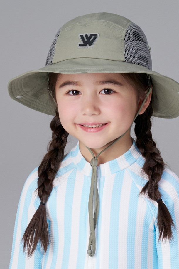 로스코 메쉬 캠프 버킷햇 키즈는 나일론, 면, 폴리에스터, 폴리우레탄 혼방 소재로 제작되어 부드러운 촉감과 가벼운 착용감을 선사하며, 봄, 여름철 야외 활동에 적합합니다. 베이지, 카키, 블랙 3가지 색상으로 출시되었으며, 14cm 깊이의 모자에 7.2cm 챙, 무지 패턴, 메쉬 배색 디자인, 심볼 로고 고무 와펜, 사파리햇 변형, 안전 버클, 물에버 스웨트밴드, 턱끈, 사이즈 조절 기능, 통기, 발수 기능으로 아이들의 편안함과 스타일을 모두 만족시킵니다. 
