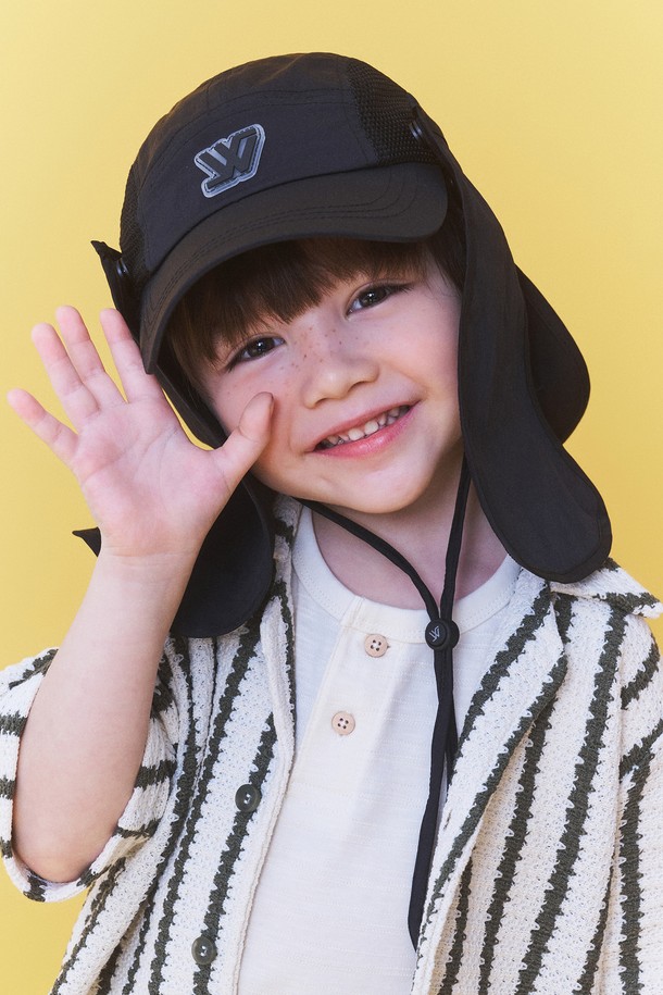 메쉬 선쉐이드캡 키즈 토마르는 나일론, 면, 폴리우레탄, 폴리에스터 등 4가지 소재로 제작되어 통기성과 발수 기능이 뛰어난 여름철 필수 아이템입니다. 14cm 깊이의 모자에 6.5cm 챙이 넓게 디자인되어 자외선을 효과적으로 차단하며, 라이트 그레이와 카키 2가지 색상으로 출시되었습니다. 원터치 버클 사이즈 조절, 탈부착 선쉐이드, 땀받이, 안전 버클, 내부 스웨트밴드 등 다양한 기능과 편의성을 제공합니다.
