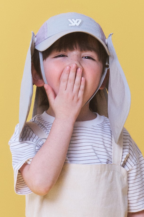 메쉬 선쉐이드캡 키즈 토마르 (3 colors)는 자외선으로부터 아이들의 연약한 피부를 보호해주는 선쉐이드캡입니다. 가볍고 통기성이 뛰어난 나일론, 면, 폴리우레탄, 폴리에스터 혼방 소재로 제작되었으며, 얇은 두께감과 6.5cm의 챙 넓이로 편안함과 자외선 차단 효과를 동시에 제공합니다. 14cm 모자 깊이, 무지 디자인, 탈부착 선쉐이드, 턱끈과 원터치 버클, 내부 땀받이, 안전 버클 및 사이즈 조절 기능으로 활동성과 안전성을 높였으며, 어린이 제품 안전 특별법에 적합합니다.
