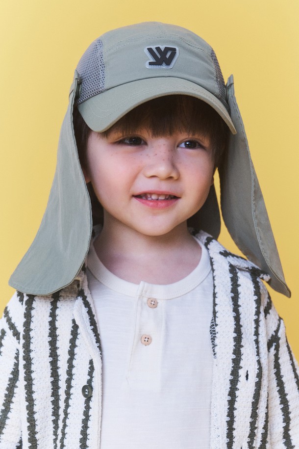 메쉬 선쉐이드캡 키즈 토마르는 4-7세 아이들을 위한 자외선 차단 모자입니다. 라이트 그레이, 카키 색상으로 출시되었으며, 통기성이 뛰어난 메쉬 소재와 가볍고 시원한 착용감을 제공합니다. 14cm 모자 깊이, 6.5cm 챙 넓이로 햇빛을 효과적으로 가려주며, 안전 버클, 원터치 버클, 턱끈, 스웨트밴드 등의 디테일로 편안함과 실용성을 더했습니다.
