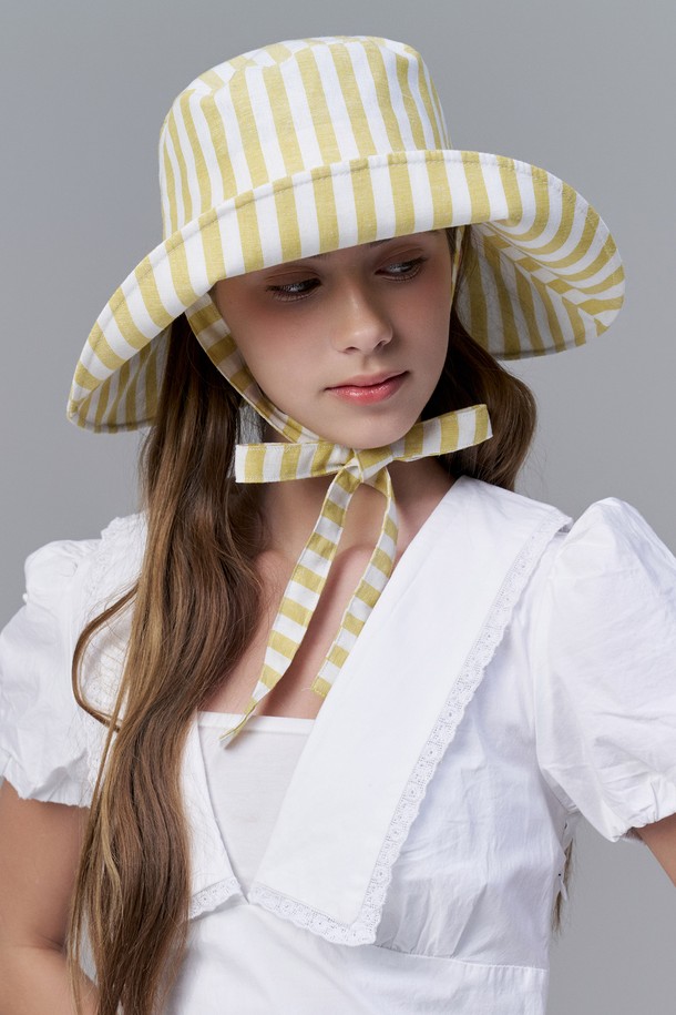 퍼플라벨의 "네타냐" 플로피햇은 이태리 린넨과 코튼 혼방 소재로 제작되어 시원하고 부드러운 착용감을 선사합니다. 여름철 여성 패션을 완성할 수 있는 모자로, 챙 넓이 11cm, 모자 깊이 8.5cm로 디자인되었으며, 퍼플과 스트라이프 두 가지 컬러 옵션으로 제공됩니다. 통기성이 우수하며, 사이즈 조절 끈과 챙 와이어가 내장되어 있어 편안한 착용감을 제공하고, 메탈 장식으로 포인트를 더했습니다. 또한, 고급스러운 전용 박스에 담겨 제공됩니다.
