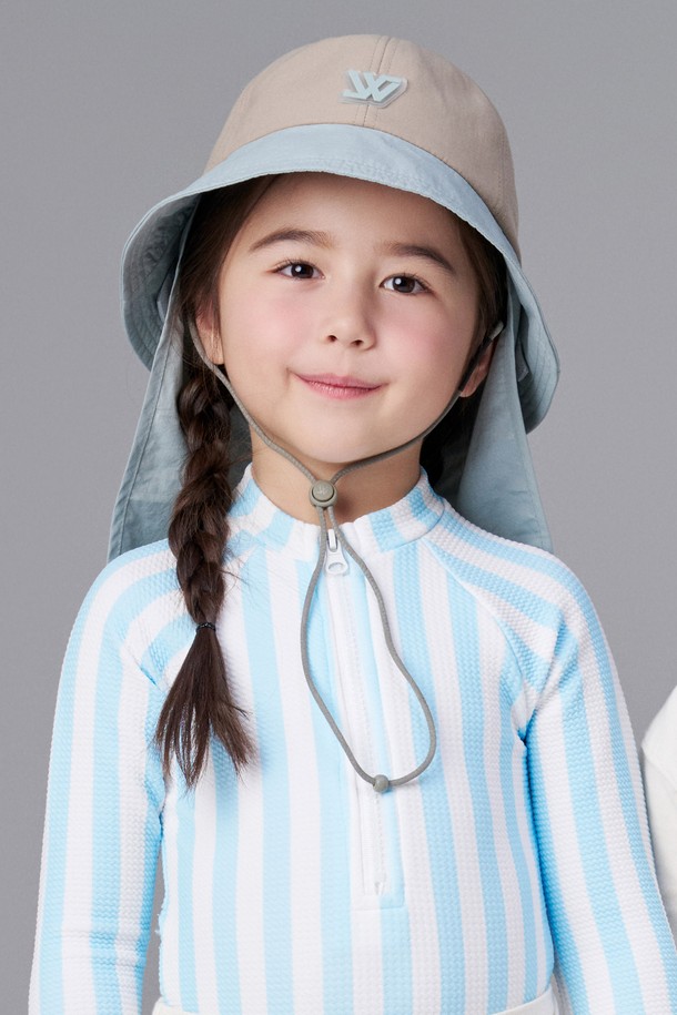 **워터프루프 UV 차양막 투톤 버킷햇 키즈 도랜즈는** 4-7세 어린이를 위한 여름철 필수 아이템입니다. 방수, UV 차단, 통기성, 경량 기능을 갖춘 이 버킷햇은 나일론과 폴리에스테르 소재로 제작되었으며, 15cm 깊이와 7cm 챙 넓이로 햇빛을 효과적으로 막아줍니다. 아이보리 핑크, 베이지 그린, 딥그린 색상의 투톤 디자인, 메쉬 안감, 반사 로고, 턱끈, 벨크로, 탈부착 가능한 햇빛가리개, 이너 스웨트밴드, 안전버클 등의 디테일이 돋보입니다.
