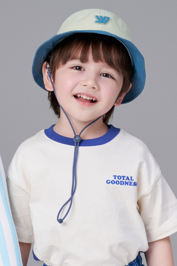 키즈 올러튼 워터프루프 투톤 변형 라운드햇은 아이보리 핑크, 베이지 그린, 딥 그린 등 5가지 다채로운 컬러로 출시되어 일상 및 아웃도어 활동에 적합한 버킷햇입니다. 나일론과 폴리에스테르 혼방 소재로 제작되어 부드러운 촉감과 얇은 두께감을 제공하며, 14.5cm 모자 깊이와 7cm 챙으로 아이들의 햇빛 가리개 역할을 톡톡히 해냅니다. 방수 기능, 통기성, 사이즈 조절 기능, 메쉬 안감, 땀 흡수 이너밴드, 후면 반사 로고, 조절 가능한 후면 스트랩, 안전 버클 등의 다양한 기능과 디자인 장식으로 실용성을 더했습니다.
