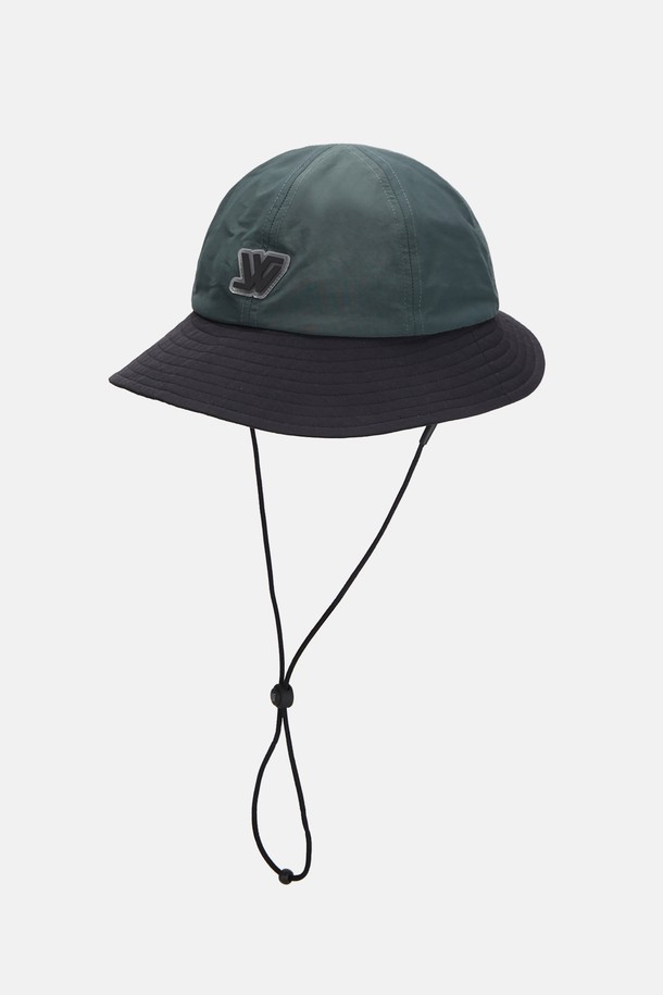 방수 기능과 가벼운 착용감으로 아이들의 활동성을 높여주는 워터프루프 투톤 변형 라운드햇 키즈 올러튼입니다. 나일론과 폴리에스테르 혼방 소재로 제작되어 봄, 여름, 가을철 야외 활동에 적합하며, 챙 넓이 7cm의 넉넉한 디자인으로 햇빛을 효과적으로 가려줍니다. 아이보리 핑크, 베이지 그린, 딥 그린 등 감각적인 투톤 컬러에 메쉬 안감, 어린이 안전 버클, 조절 가능한 스트랩, 리플렉티브 로고 등의 디테일이 더해져 실용성과 안전성을 모두 갖춘 아이템입니다.
