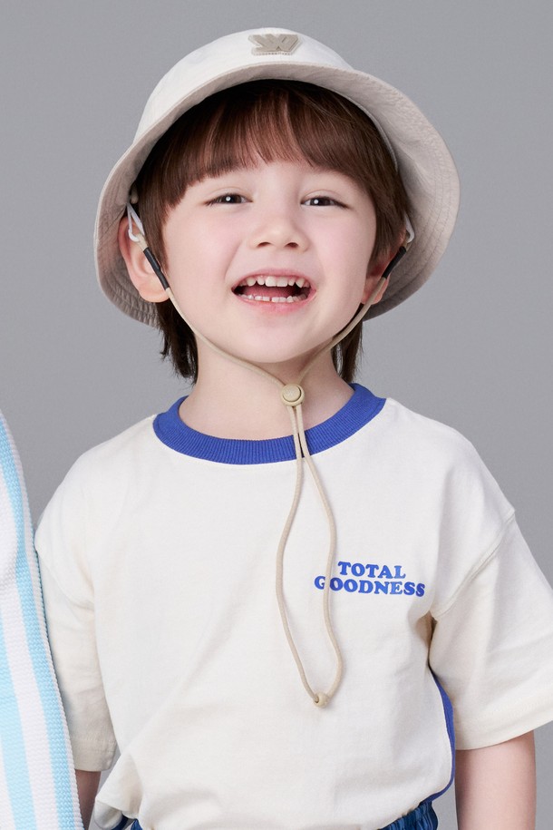 키즈 올러튼 워터프루프 투톤 변형 라운드햇은 아이보리 핑크, 베이지 그린, 딥그린 3가지 색상으로 출시되어 일상 및 아웃도어 활동에 적합합니다. 나일론과 폴리에스터 혼방 소재로 제작되어 가볍고 시원하며, 챙 넓이 7cm, 모자 깊이 14.5cm로 편안한 착용감을 제공합니다. 방수, 발수 기능과 사이즈 조절, 턱끈, 메쉬 안감, 내부 땀받이, 안전 버클, 반사 로고 프린트와 고무 와펜 장식으로 기능성과 디자인을 모두 갖춘 키즈 라운드햇입니다.
