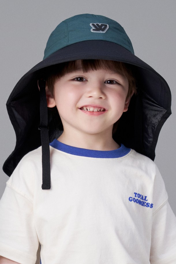 워터프루프 와이드 선쉐이드 캠프 플랩캡 키즈 라바울은 봄, 여름철 자외선으로부터 아이들의 연약한 피부를 보호해주는 키즈용 선쉐이드 캡입니다. 방수 기능과 얇고 가벼운 나일론, 폴리에스터 혼방 소재로 제작되어 쾌적한 착용감을 선사하며, 턱끈과 사이즈 조절 고무밴드로 활동적인 아이들도 편안하게 착용할 수 있습니다. 아이보리 핑크, 베이지 그린, 딥그린 등 3가지 무지 색상으로 출시되었으며, 앞 9.5cm, 뒤 20cm의 넓은 챙과 매쉬 안감으로 통기성을 높여 야외 활동 시에도 시원하게 사용할 수 있습니다.
