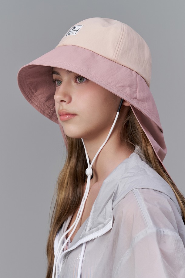 그린라벨 워터프루프 UV 차양막 투톤 버킷햇 도랜즈는 아웃도어 활동과 일상생활 모두에 적합한 공용 모자입니다. 방수 및 UV 차단 기능을 갖춘 이 모자는 16cm 깊이로 제작되었으며, 8.5cm 챙 넓이로 햇빛으로부터 효과적으로 보호해줍니다. 나일론과 폴리에스테르 혼방 소재로 제작되어 부드러운 촉감과 얇은 두께, 뛰어난 통기성을 자랑하며, 탈부착 가능한 넥플랩, 메쉬 안감, 쿨맥스 스웨트밴드, 사이즈 조절 기능, 턱끈, 반사 프린트와 로고 패치 디테일로 실용성을 더했습니다. 아이보리 핑크, 블루 그레이, 블루 블랙 등 세련된 투톤 컬러로 봄, 여름 시즌 스타일을 완성해보세요.
