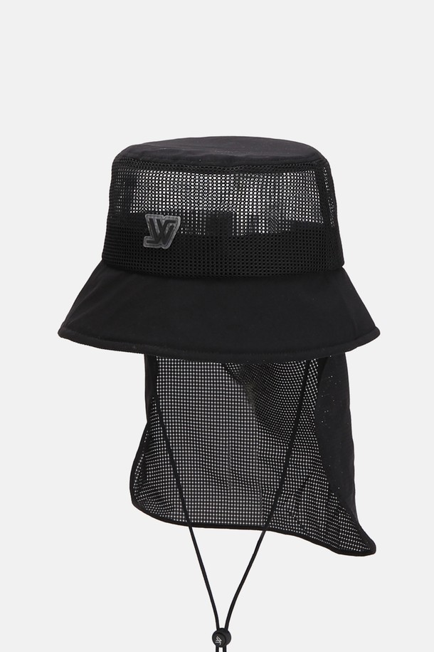 그린라벨 쿨링 넥 탈부착 메쉬 버킷햇 유레카는 자외선 차단, 방수, 통기성, 쿨링 기능으로 여름철 아웃도어 활동과 일상에서 쾌적함을 제공하는 모자입니다. 가볍고 부드러운 폴리에스터와 폴리우레탄 소재, 8.5cm 모자 깊이와 6.5cm 챙 넓이, COOLMAX 안감, 4채널 폴리에스터 섬유 구조로 제작되어 우수한 착용감을 선사합니다. 탈부착 가능한 넥커버와 턱끈, 베이지와 블루 두 가지 색상으로 출시되어 다양한 스타일을 연출할 수 있습니다.
