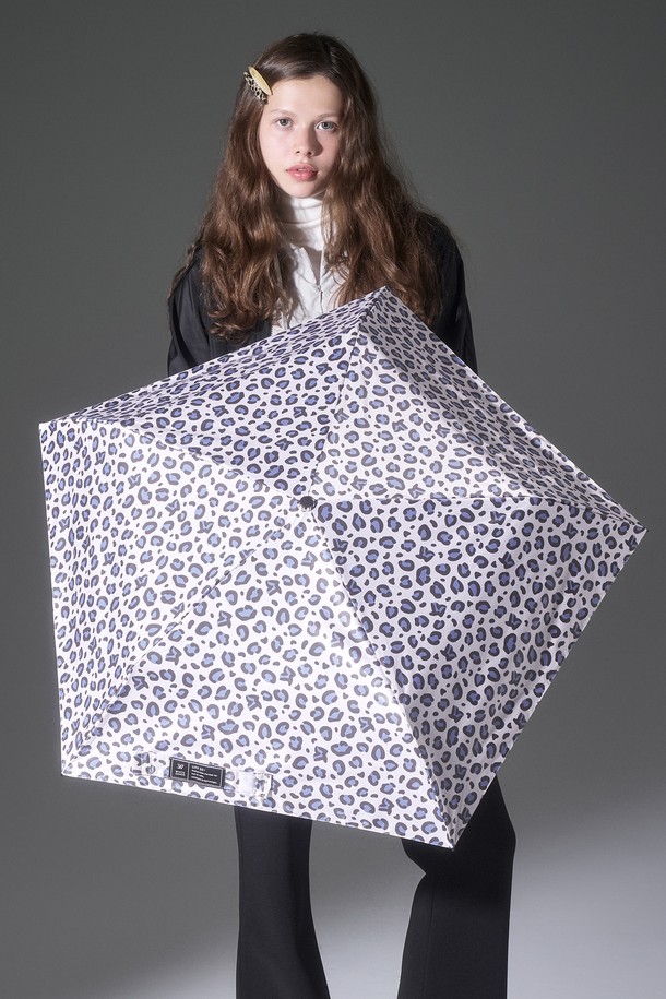 그린라벨 UV 프로텍션 초경량 레오파드 우산 양산 겸용 아크라는 베이지, 핑크, 옐로우, 스카이블루, 브라운, 그레이 6가지 다채로운 컬러의 레오파드 패턴으로 디자인되어 있습니다. 폴리에스테르 소재로 제작되어 자외선 차단 및 방수가 가능하며, 초경량, 접이식, 슬림&컴팩트 디자인으로 휴대성을 높였습니다. 일상과 여행에서 스타일리시하게 사용할 수 있으며, 벨크로 고정 및 카라비너가 있어 실용성을 더했습니다.
